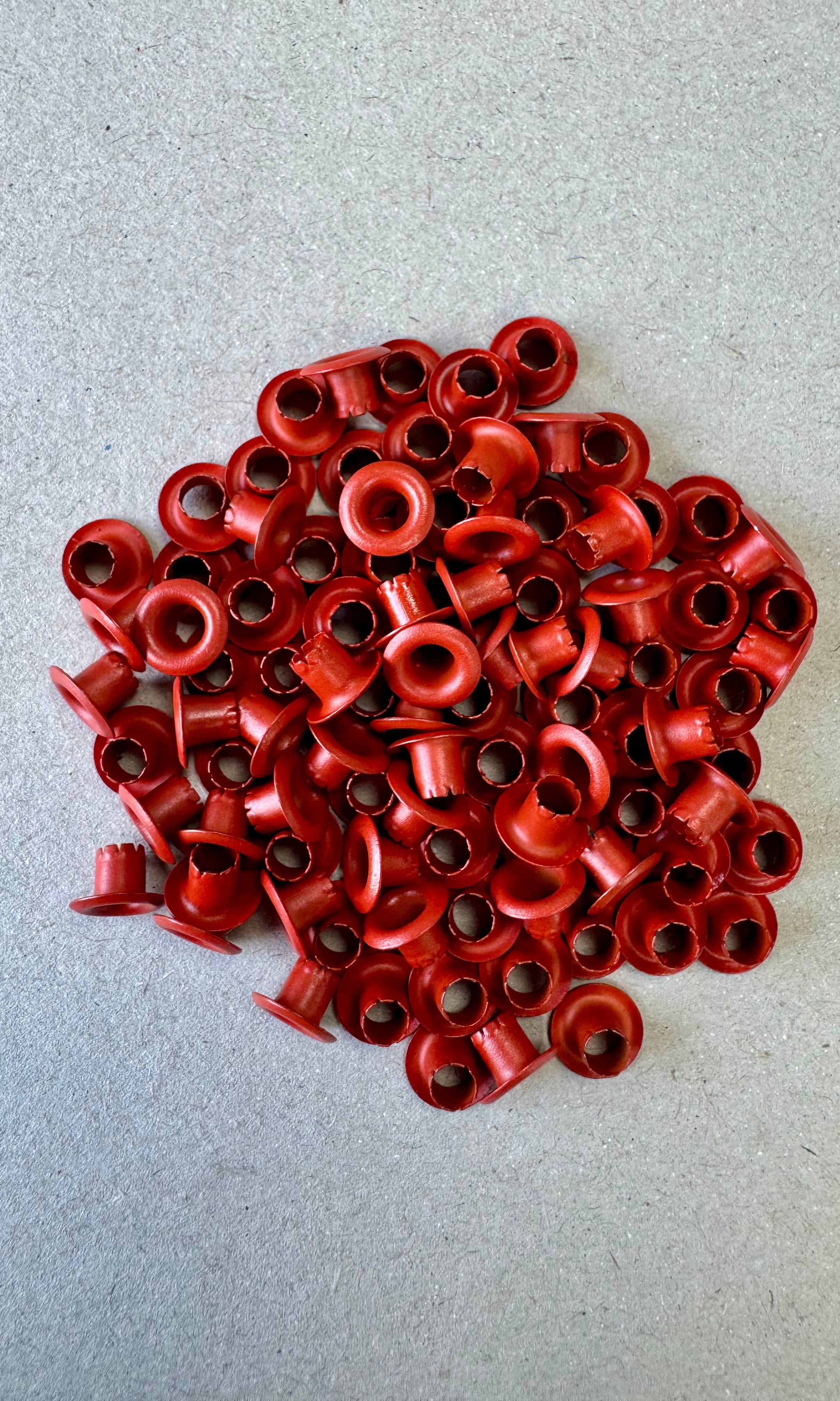 Ojetillo Metálico Rojo 4MM 14 grs