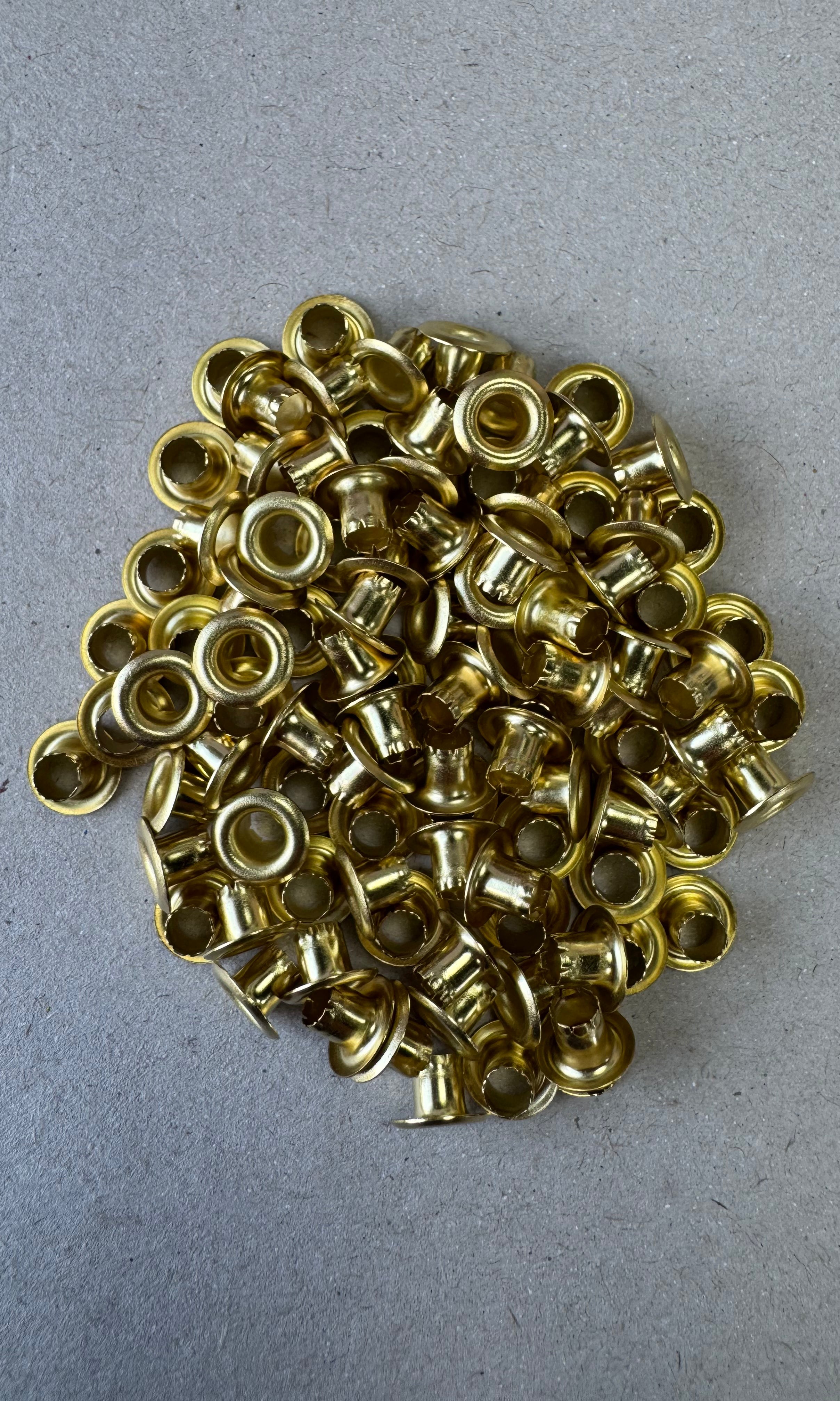 Ojetillo Metálico Dorado 4MM 14 grs
